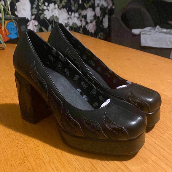 Vegan leather 50’s style pump with embroidered flames - Picture 3 of 4